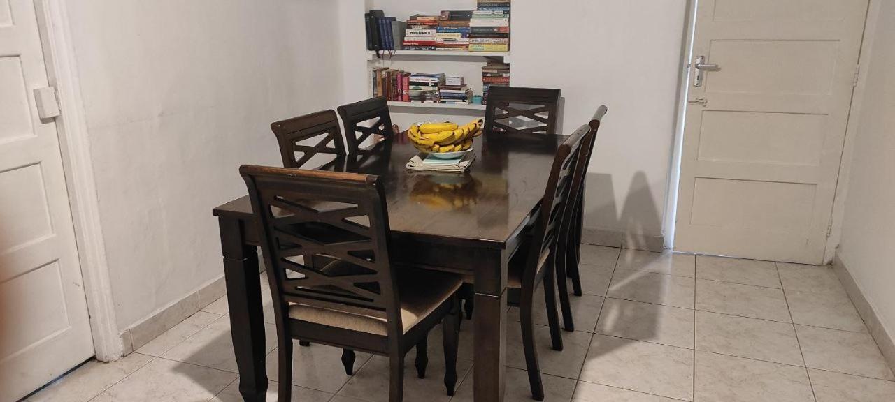 Apartment In Dar Homestay Дар ес Саалам Екстериор снимка